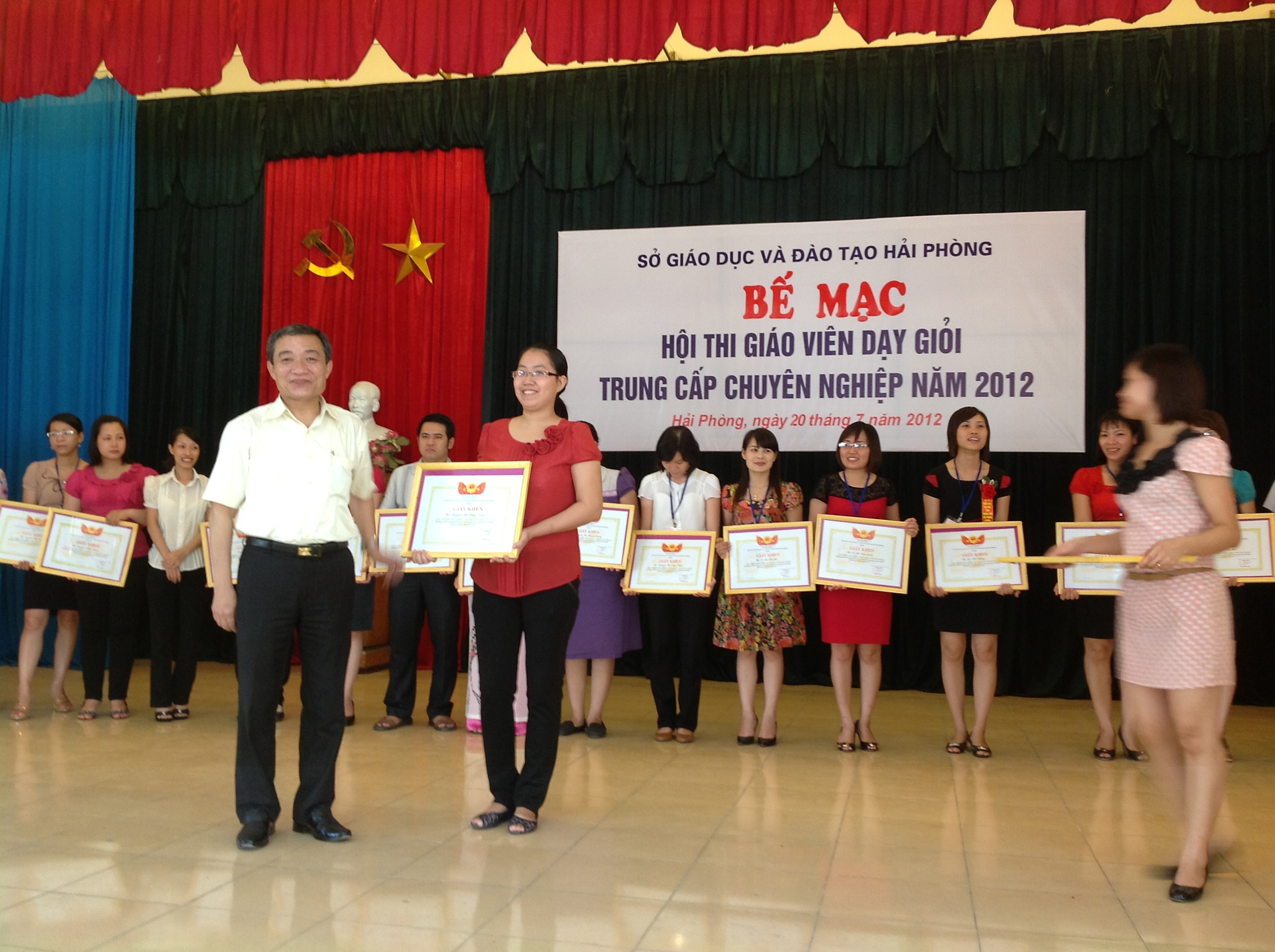 Giáo viên Nguyễn Thùy Ninh - Trung tâm đào tạo kế toán VAT đạt giải giáo viên dạy giỏi năm 2012